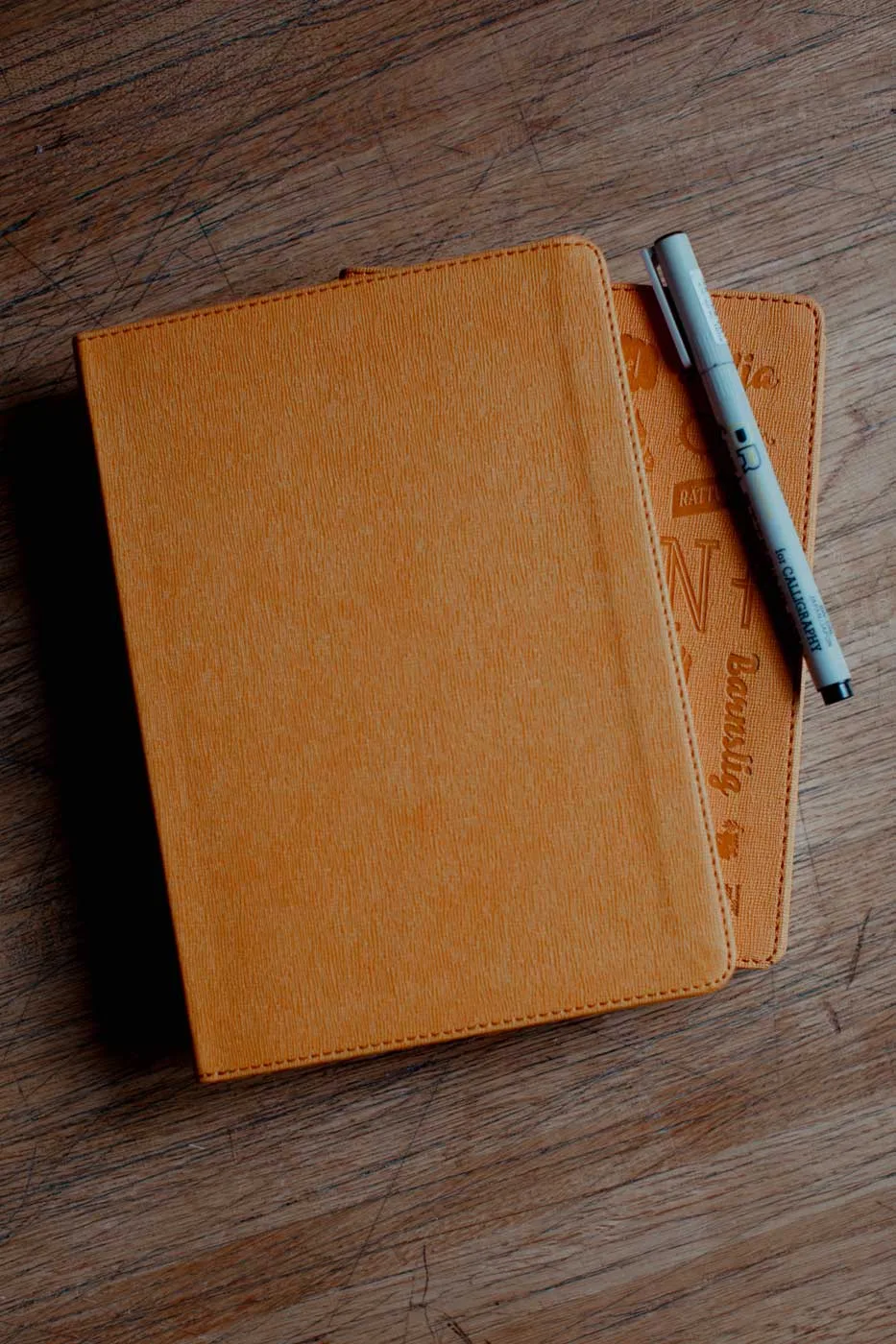 Skrivbok A5 PU linjerad orange - Bild 5
